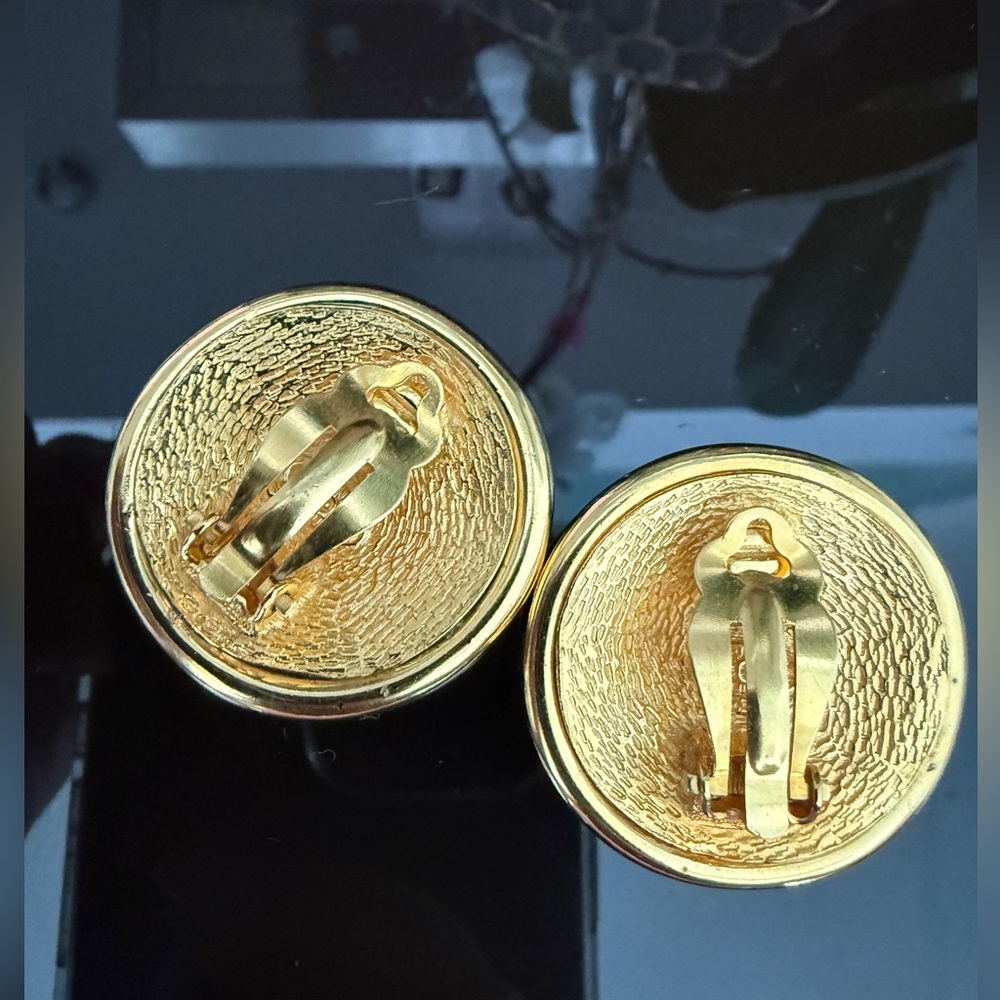 LOT 2092 24K gold plated CHANEL vintage two tone clip on earrings - Picture 5 of 7